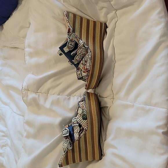 Belgrano Cueros Upper Leather Multicolored Buckle Platform Wedges size 7.5 NWOB - Picture 3 of 6